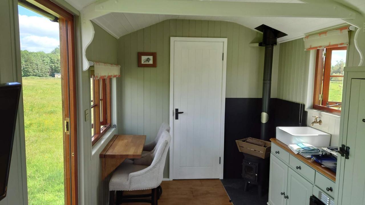 Shepherd Hut On Working Smallholding Ashton Keynes Εξωτερικό φωτογραφία