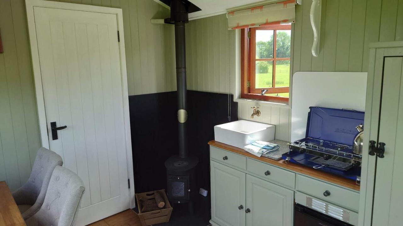 Shepherd Hut On Working Smallholding Ashton Keynes Εξωτερικό φωτογραφία