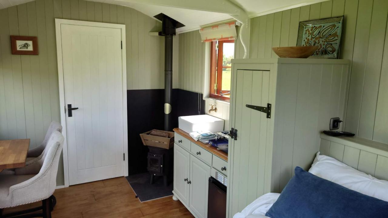 Shepherd Hut On Working Smallholding Ashton Keynes Εξωτερικό φωτογραφία