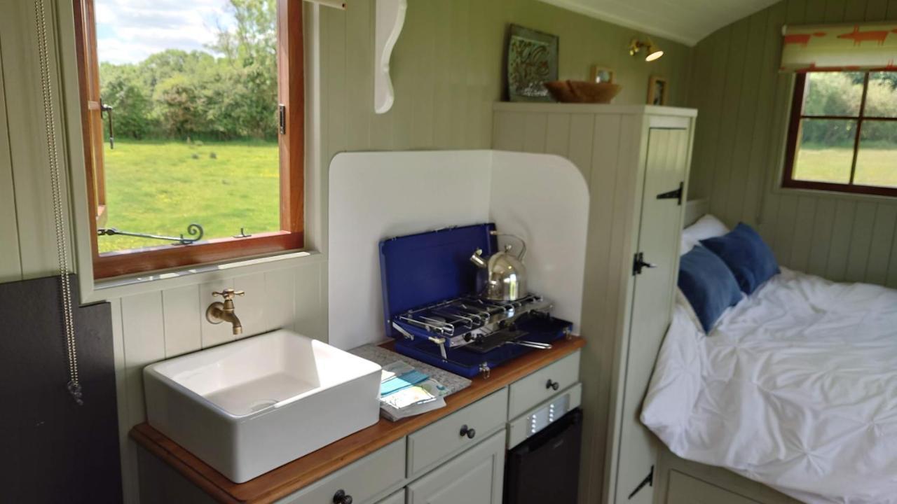 Shepherd Hut On Working Smallholding Ashton Keynes Εξωτερικό φωτογραφία